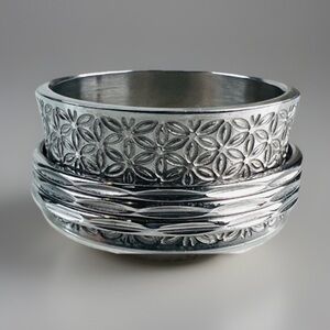Silvertone etched pattern, spinner ring size 10